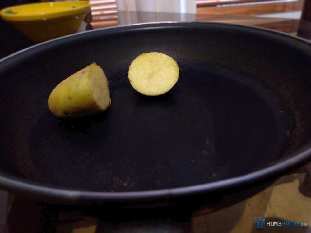Use a Potato to Remove Rust From a Pan - HomeHacks